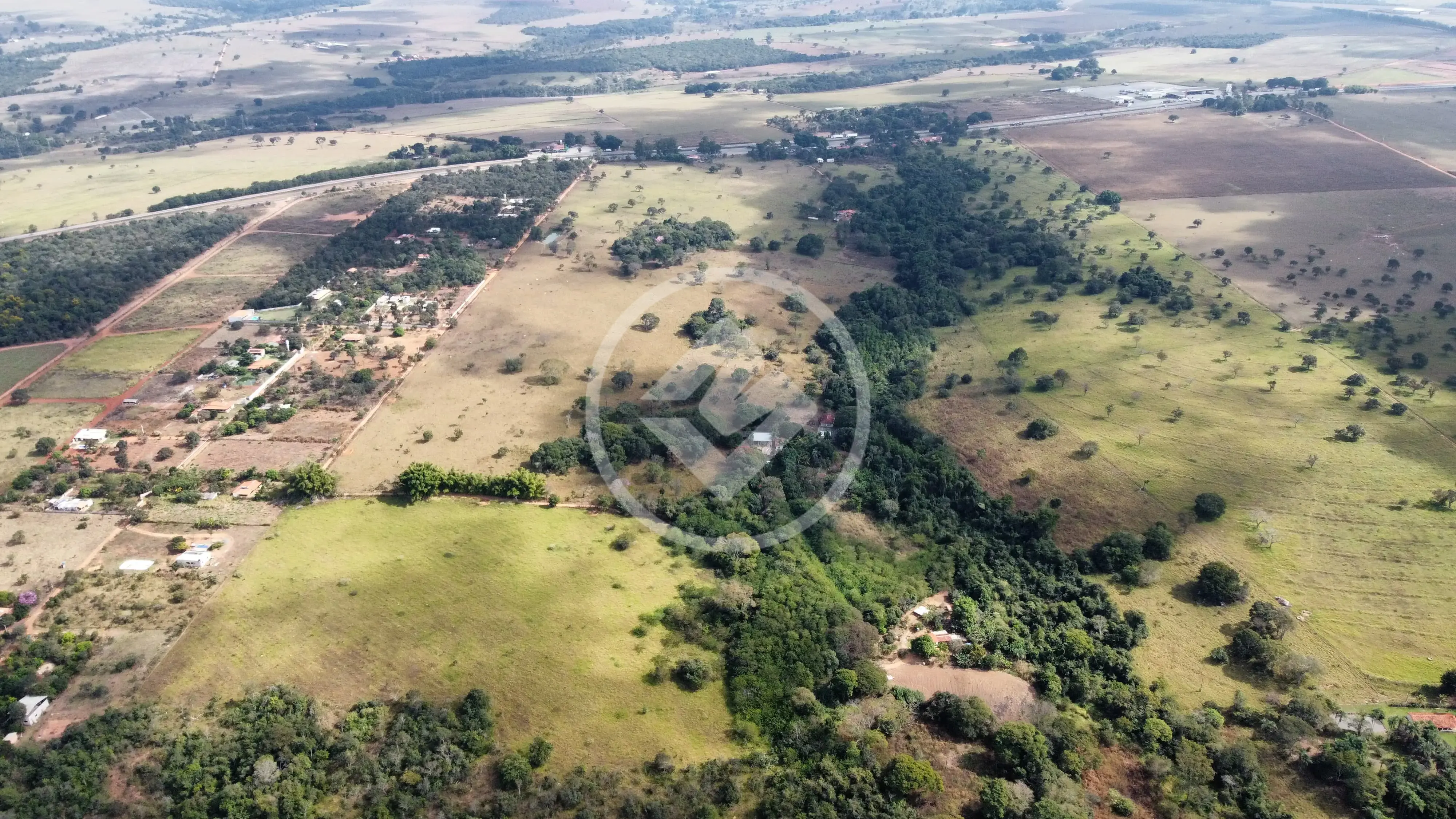 Imagem 1 - Fazenda em Zona Rural Hidrolandia, Hidrolândia - GO