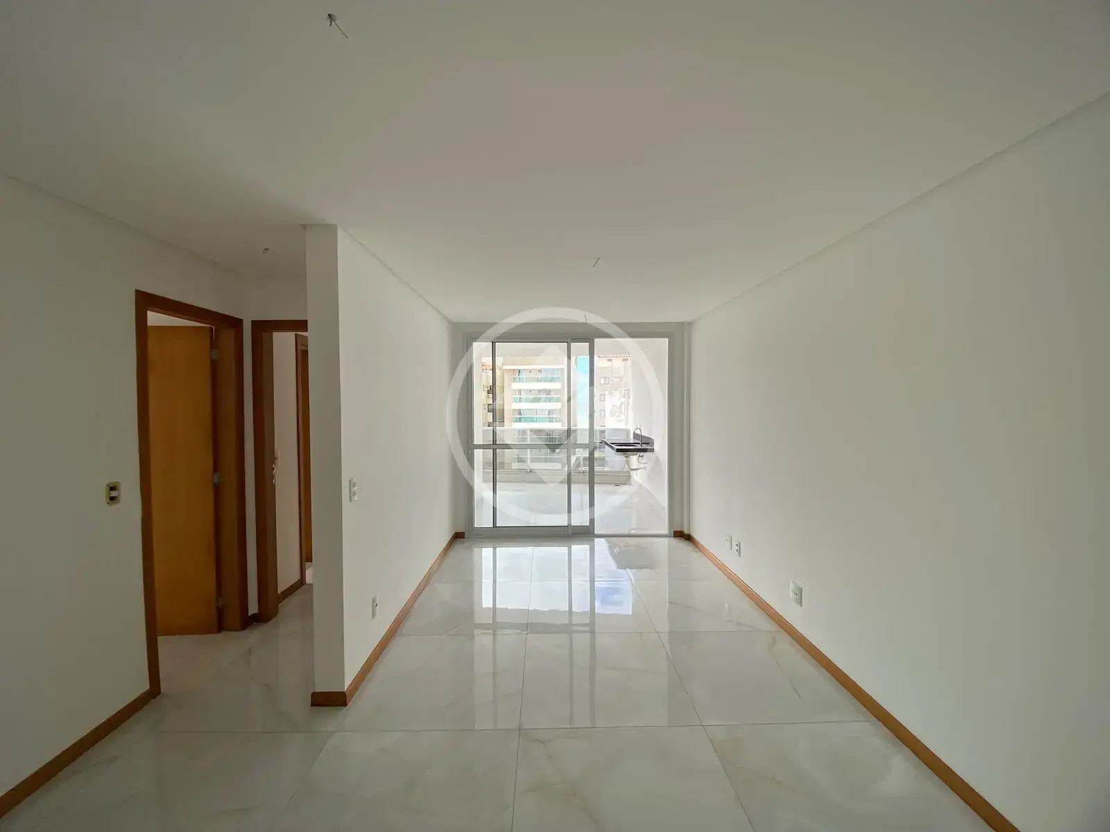 Sala de estar integrada do apartamento na quadra do mar da Praia da Costa