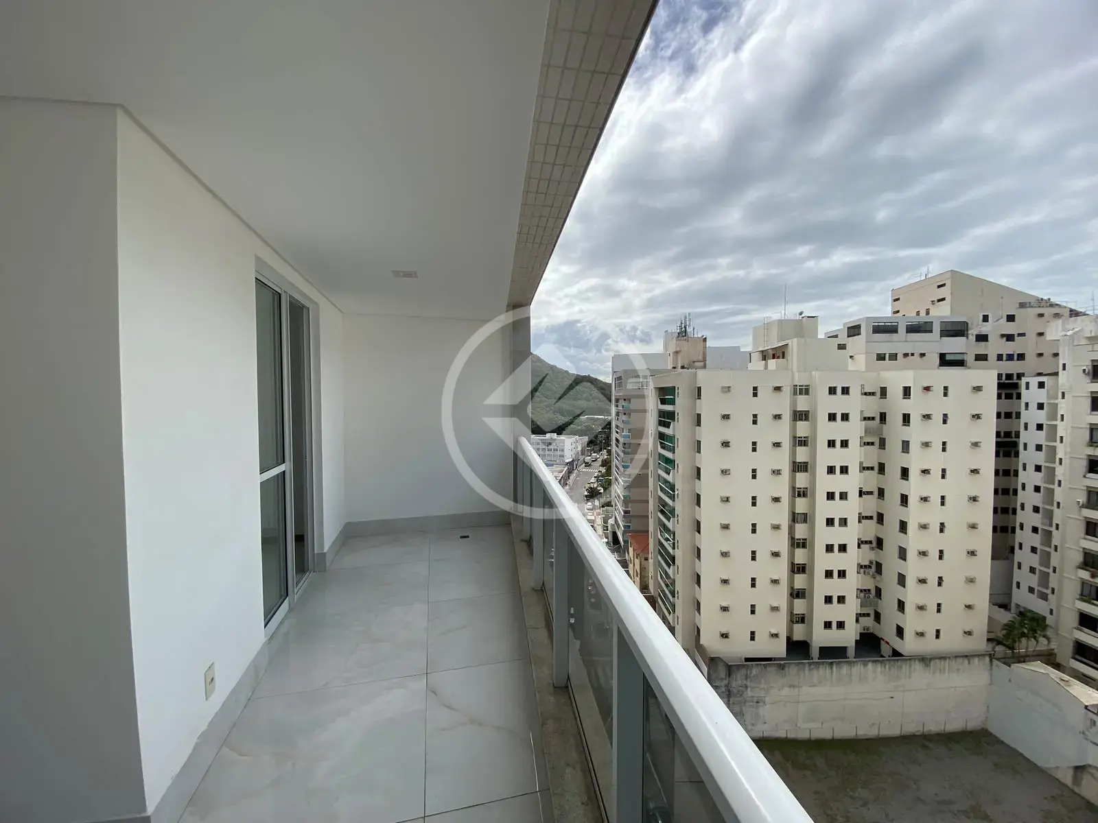 Ambiente amplo e iluminado com sol da manhã