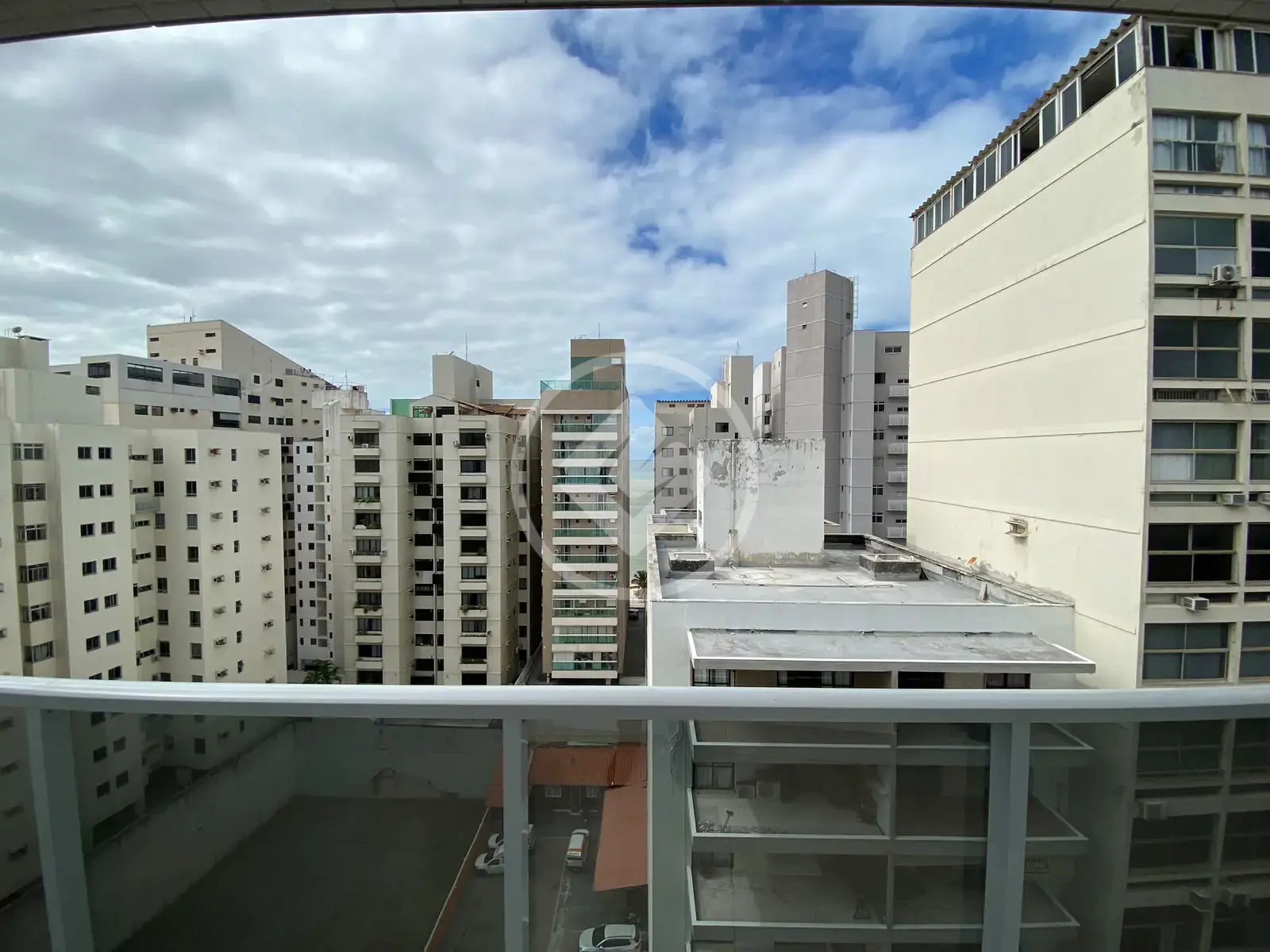 Cozinha espaçosa do apartamento de 4 quartos