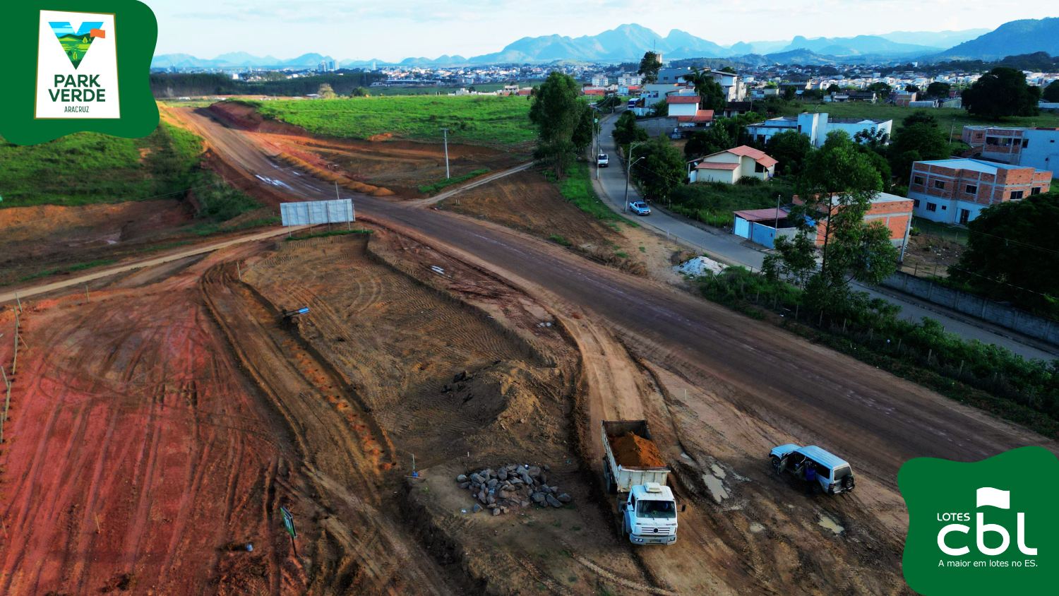 Caminhoes e equipamentos avancando a terraplenagem do loteamento Park Verde