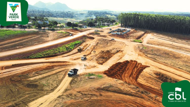 Vista aerea do canteiro de obras do Park Verde com Aracruz ao fundo