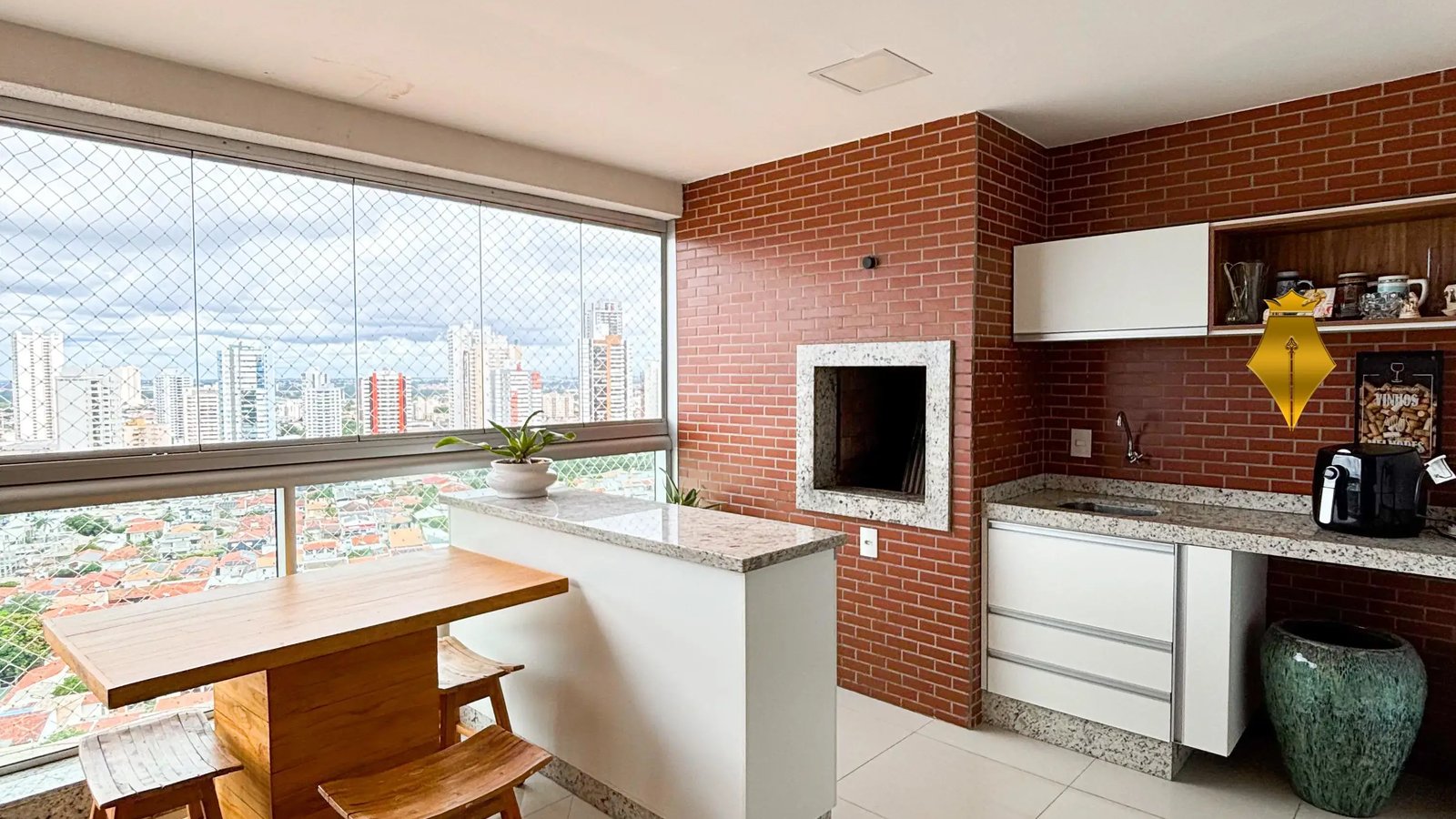 Varanda gourmet com vista da cidade no Belle Vie Residence, em Cuiabá
