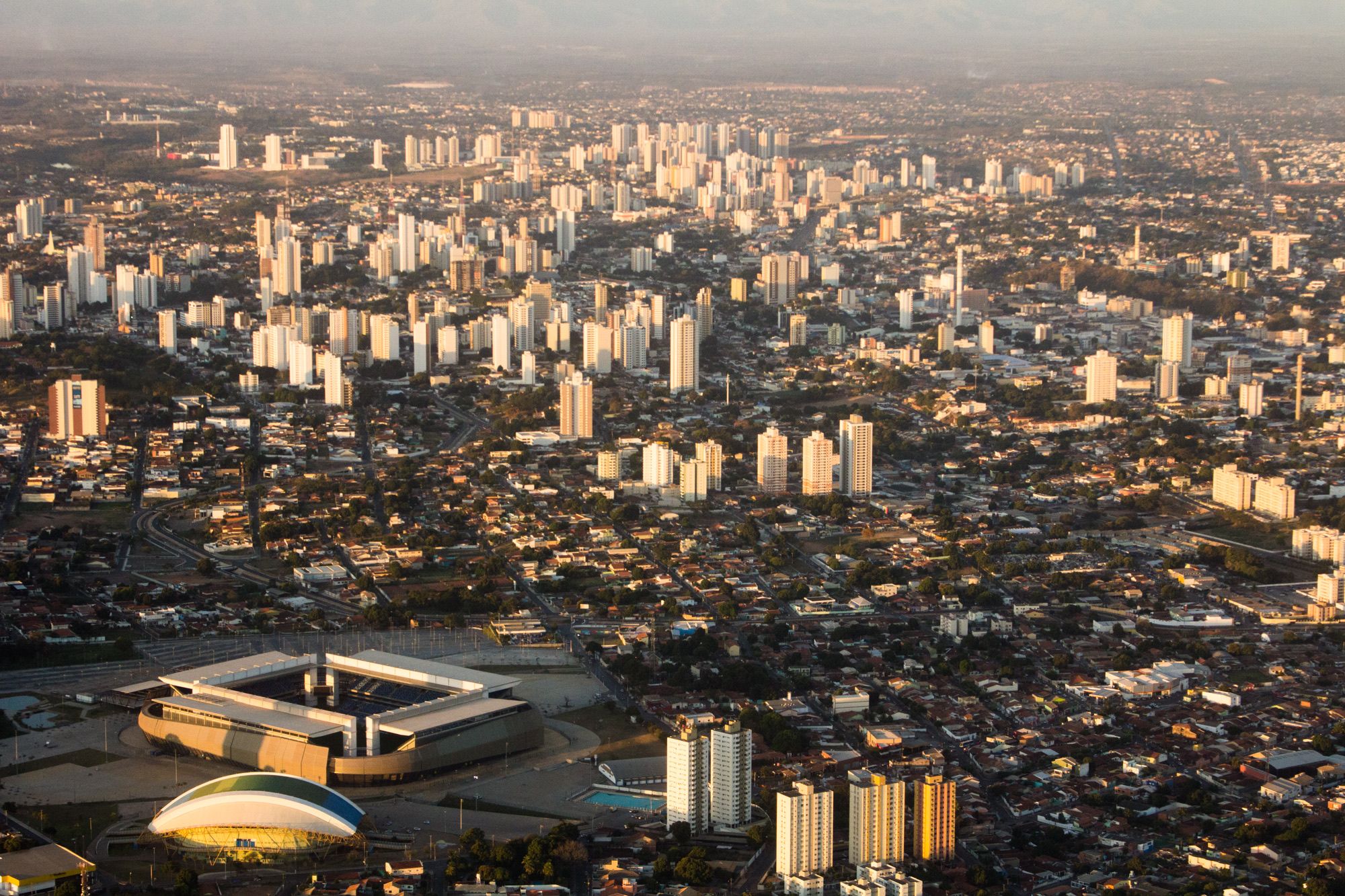 Vista aérea de Cuiabá ao entardecer, a capital onde a VITALE Investimentos nasceu e construiu sua trajetória
