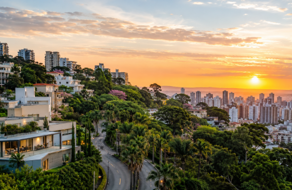 Vista panorâmica de Belo Horizonte ao entardecer